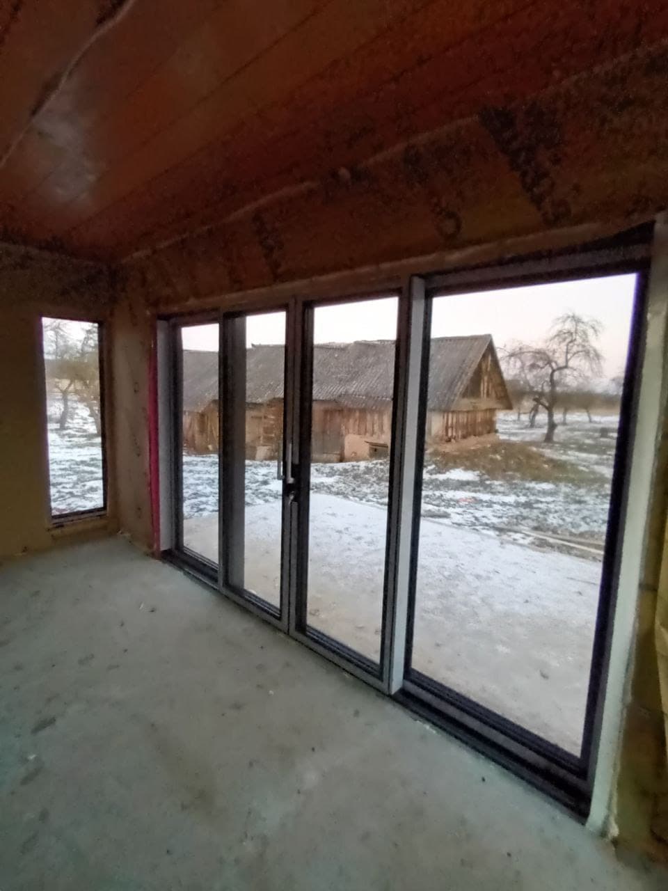 Stumdomos aliuminio durys į terasą, vaizdas iš vidaus