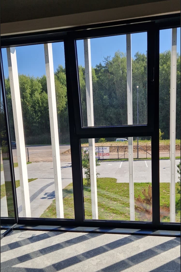 Aliuminio lango rėmas statybų metu