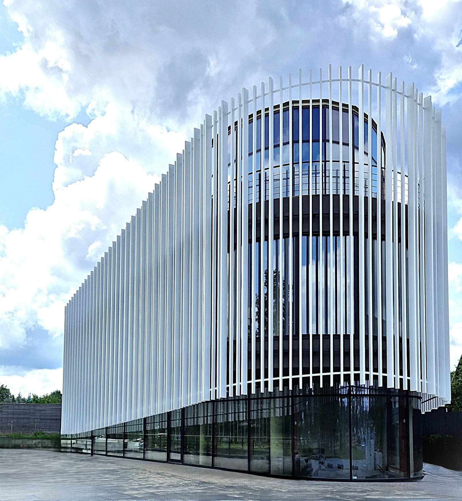 Komercinis pastatas su lenktais stiklais ir aliuminio fasadu
