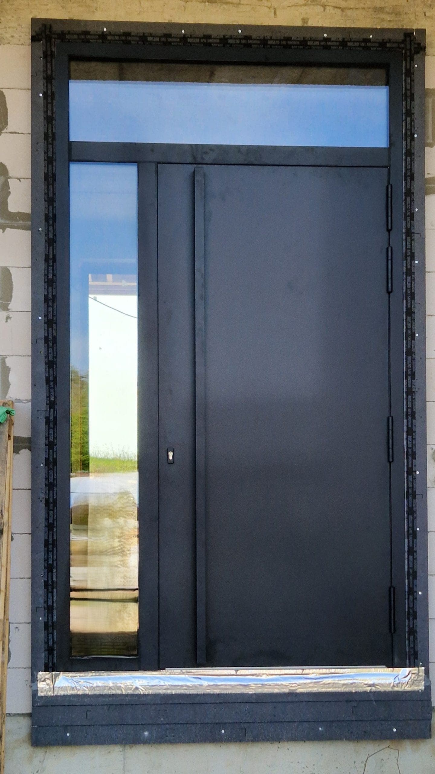 Juodos aliuminio durys su viršutiniu langu