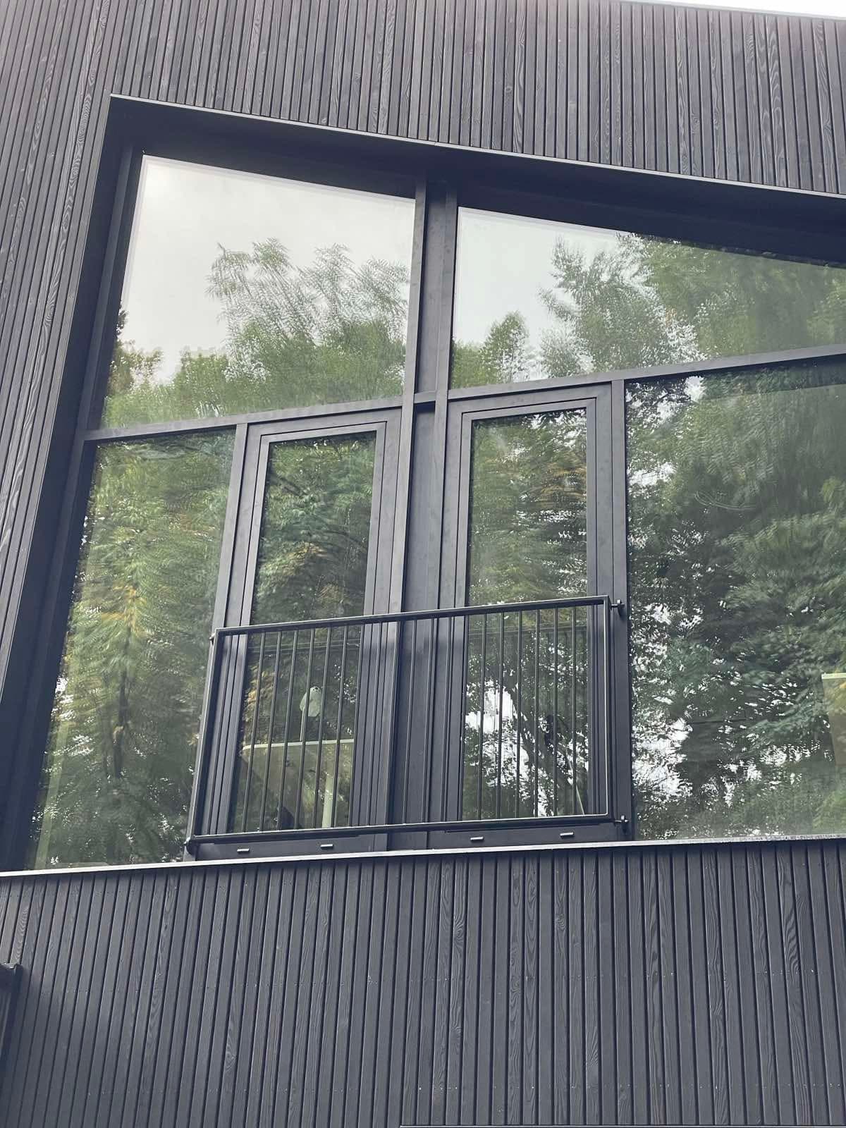 Langų varčios fasadinėje sistemoje su balkono turėklu