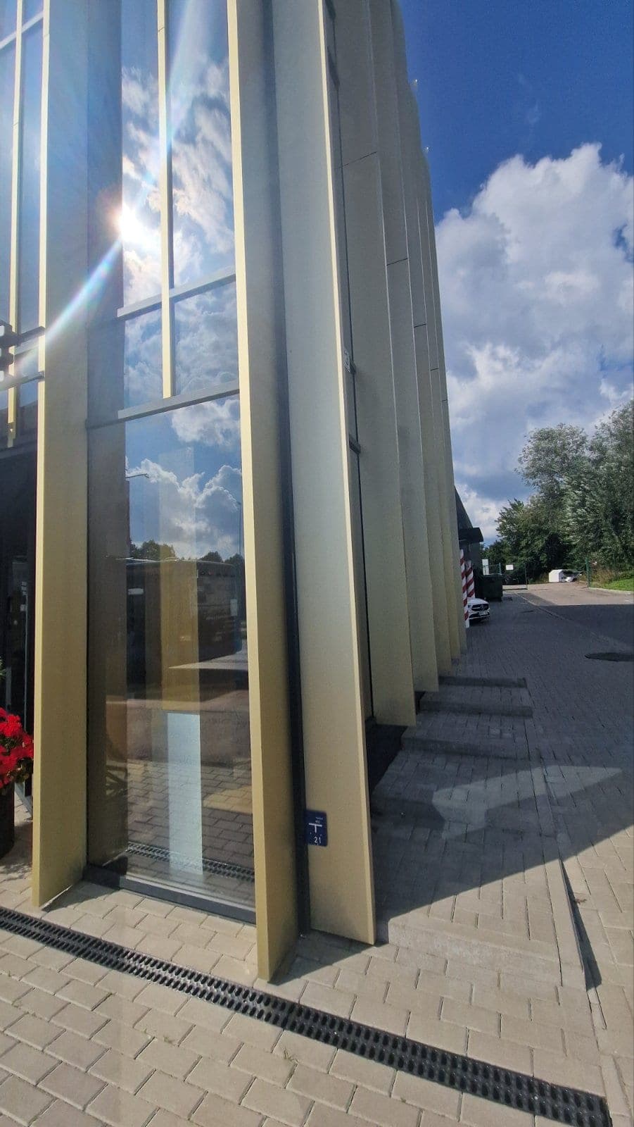 Aukštas stiklinimas su bronzos spalvos apdaila