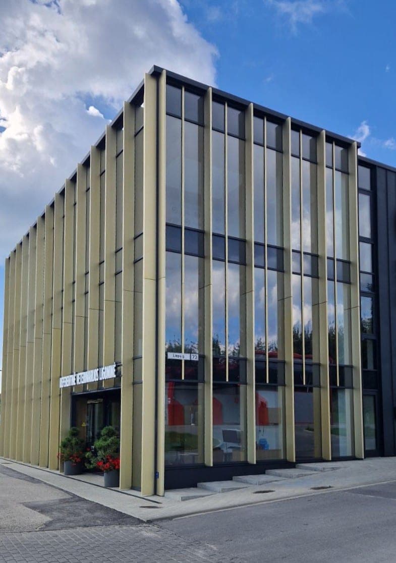 Komercinio pastato stiklinis fasadas su vertikaliomis lamelėmis