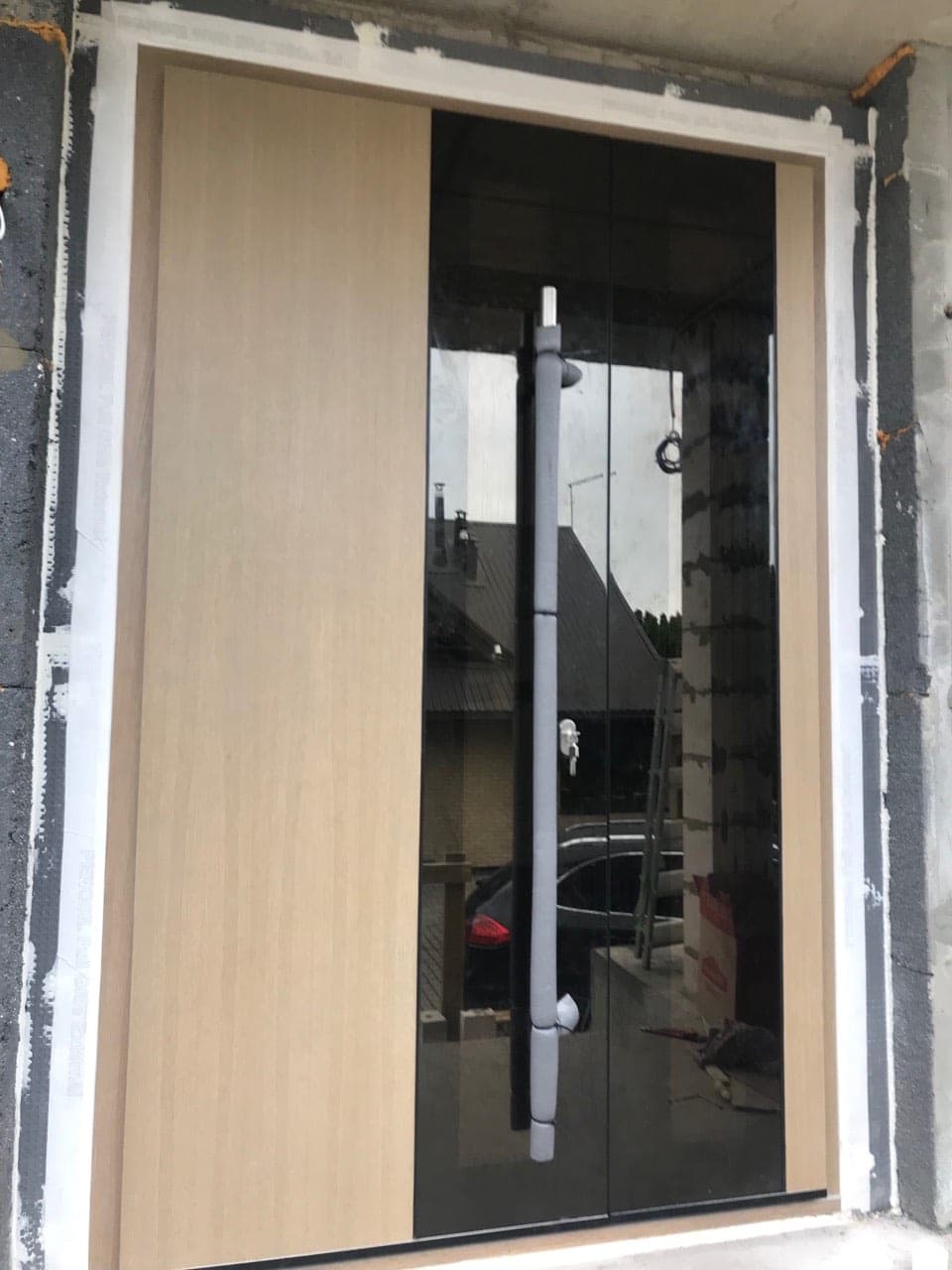 Aliuminio durys su medžio imitacijos užpildu ir stiklu