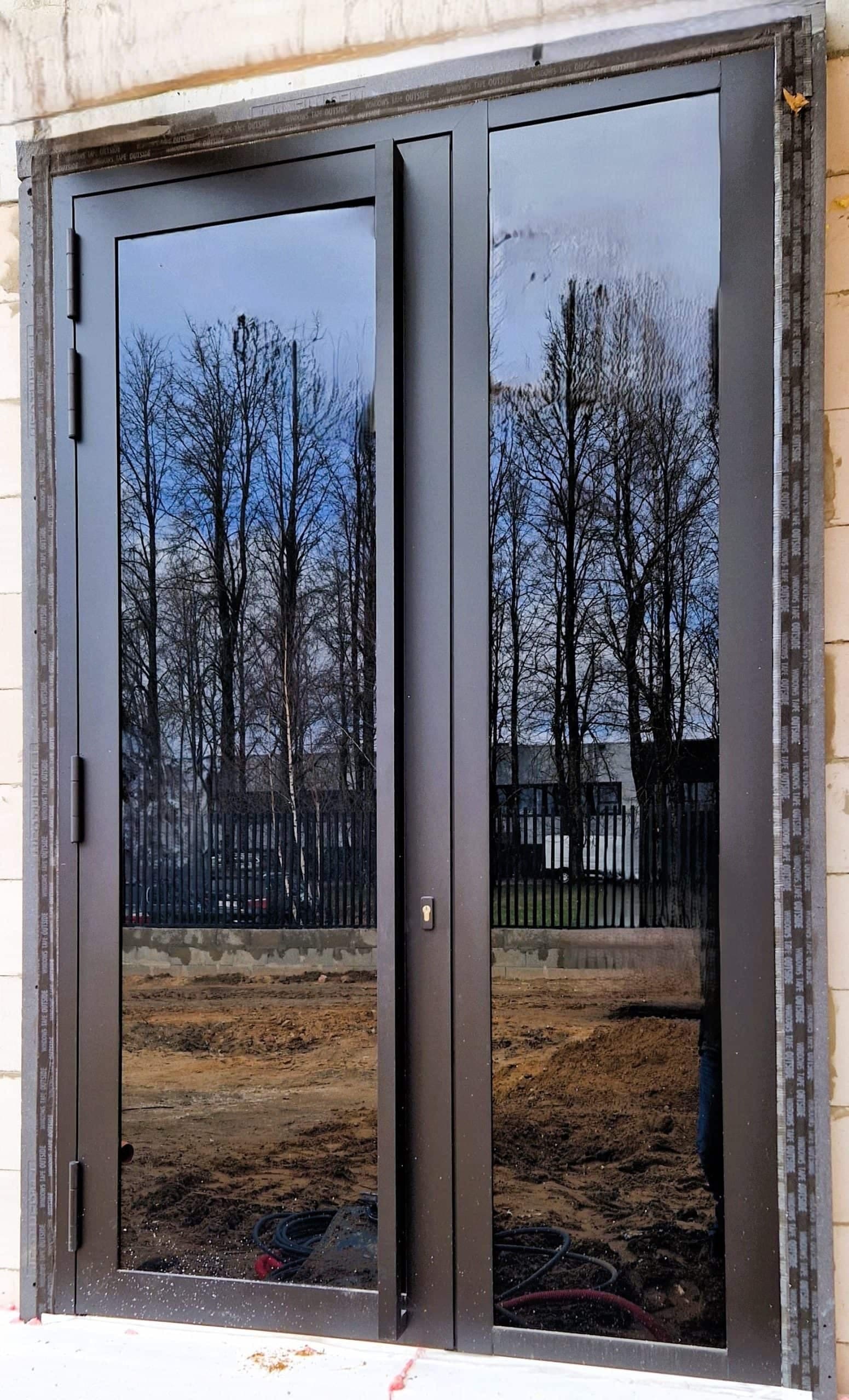 Dvivėrės stiklinės aliuminio durys tamsiu rėmu