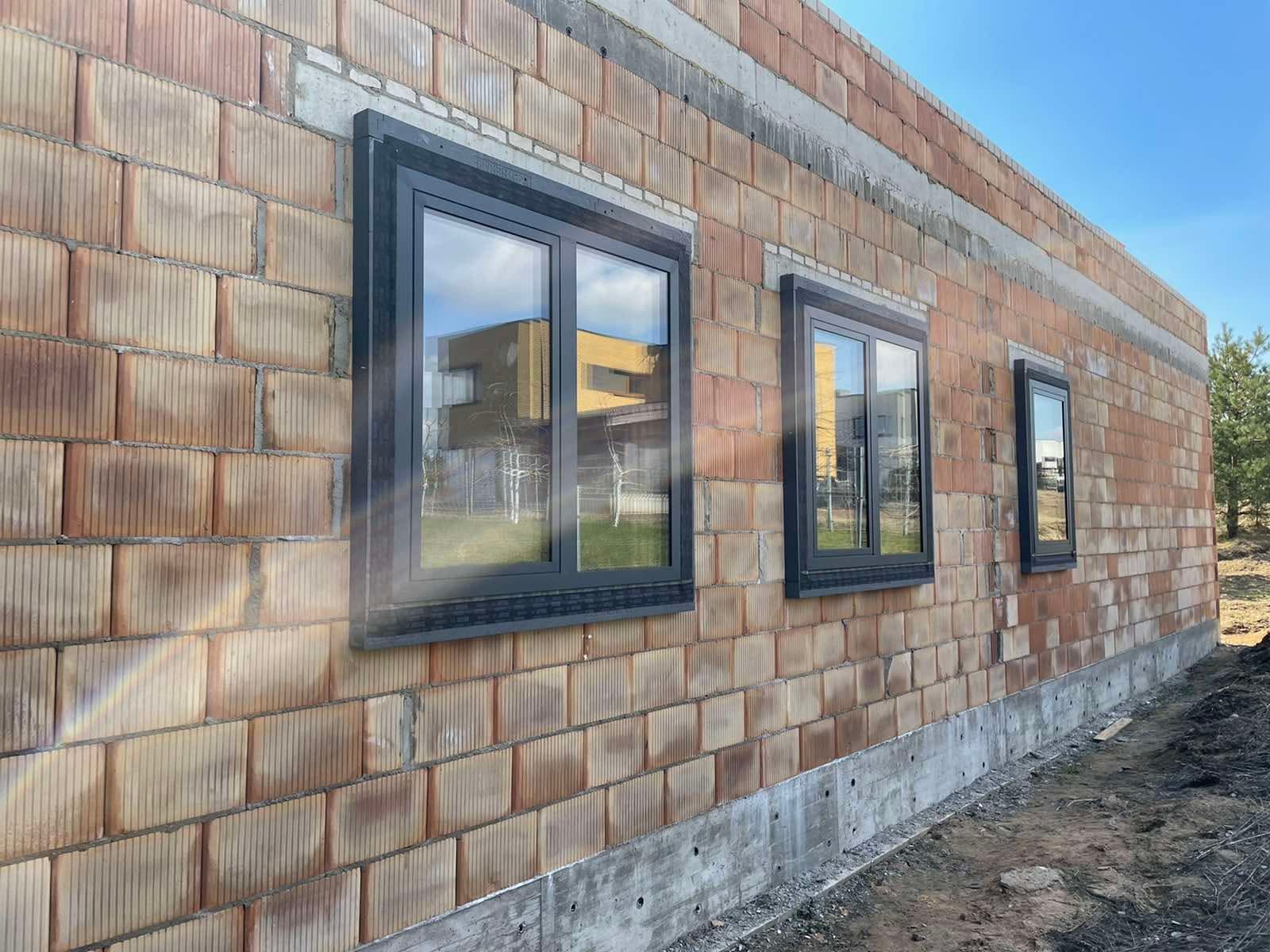 Tamsūs aliuminio langai mūriniame name